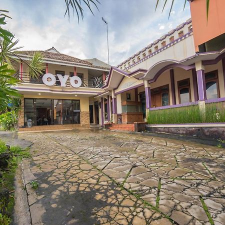 Oyo Bunga Matahari Guest House And Hotel Batu  Exterior photo