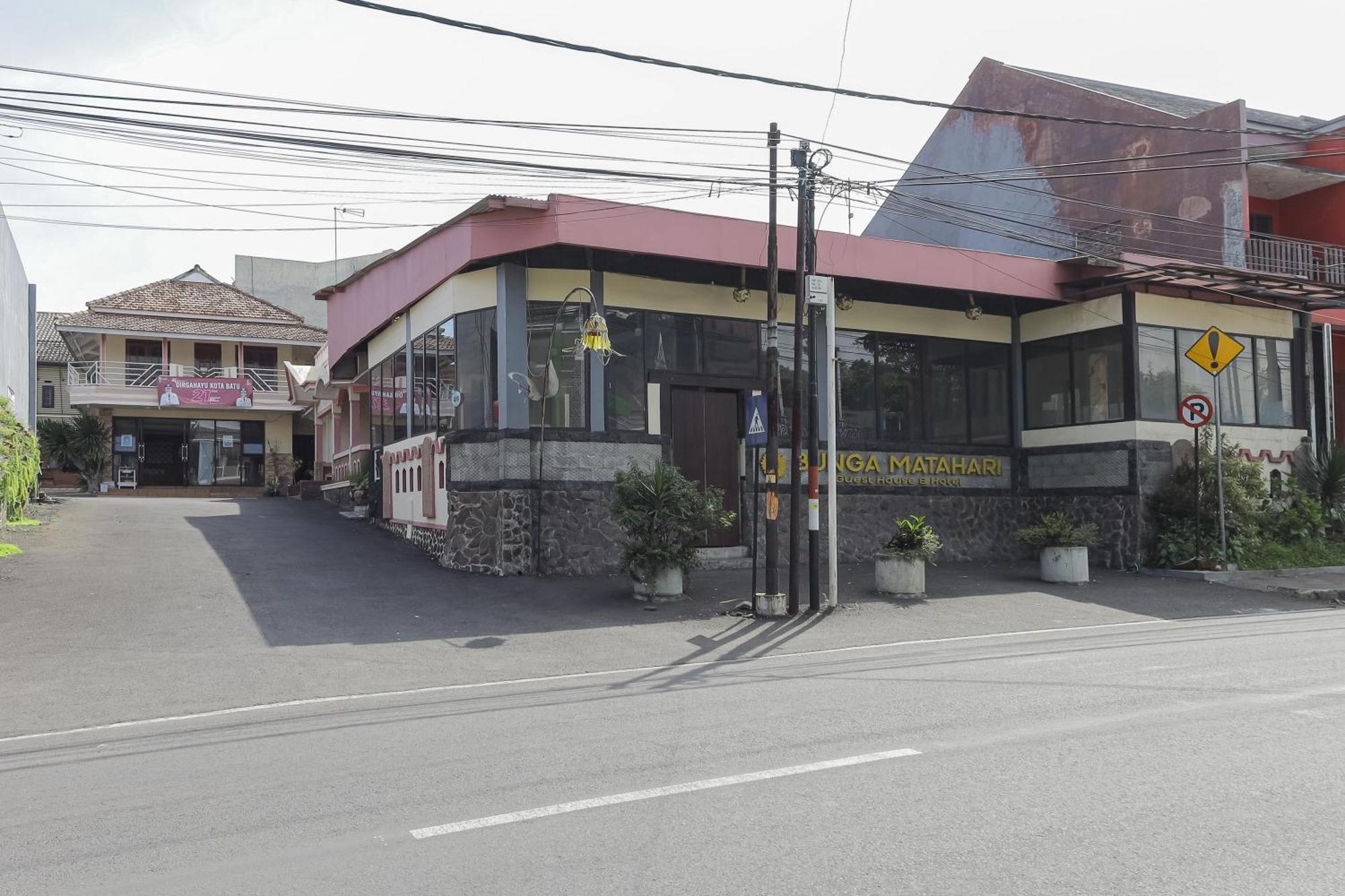 Oyo Bunga Matahari Guest House And Hotel Batu  Exterior photo