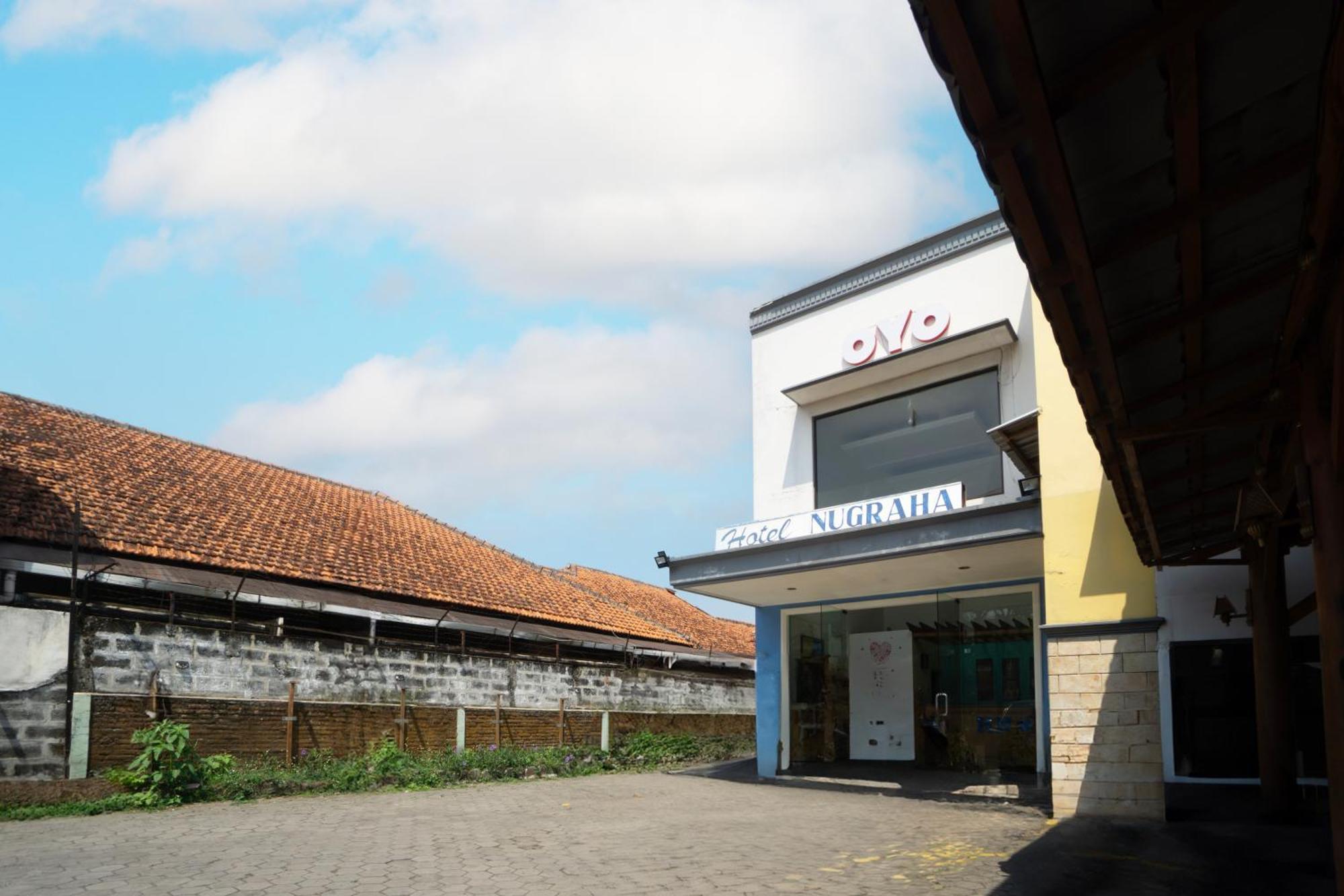 Oyo Bunga Matahari Guest House And Hotel Batu  Exterior photo